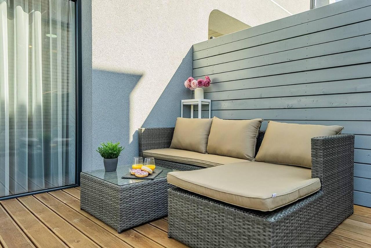 Lovely Apartment With Private Terrace By Urban Rent Kaunas Exteriör bild